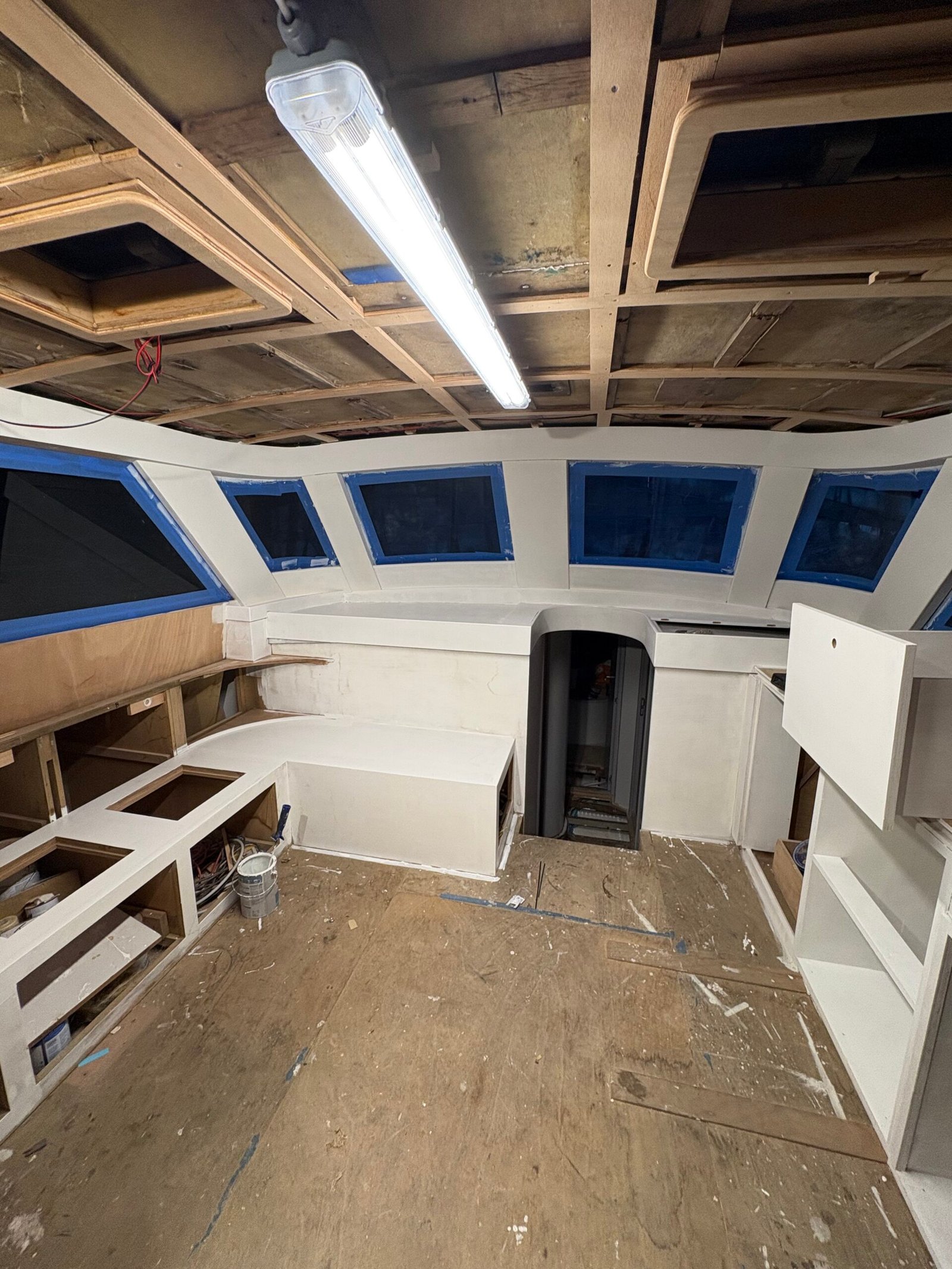 Applicazione primer durante refit Doc Yacht
