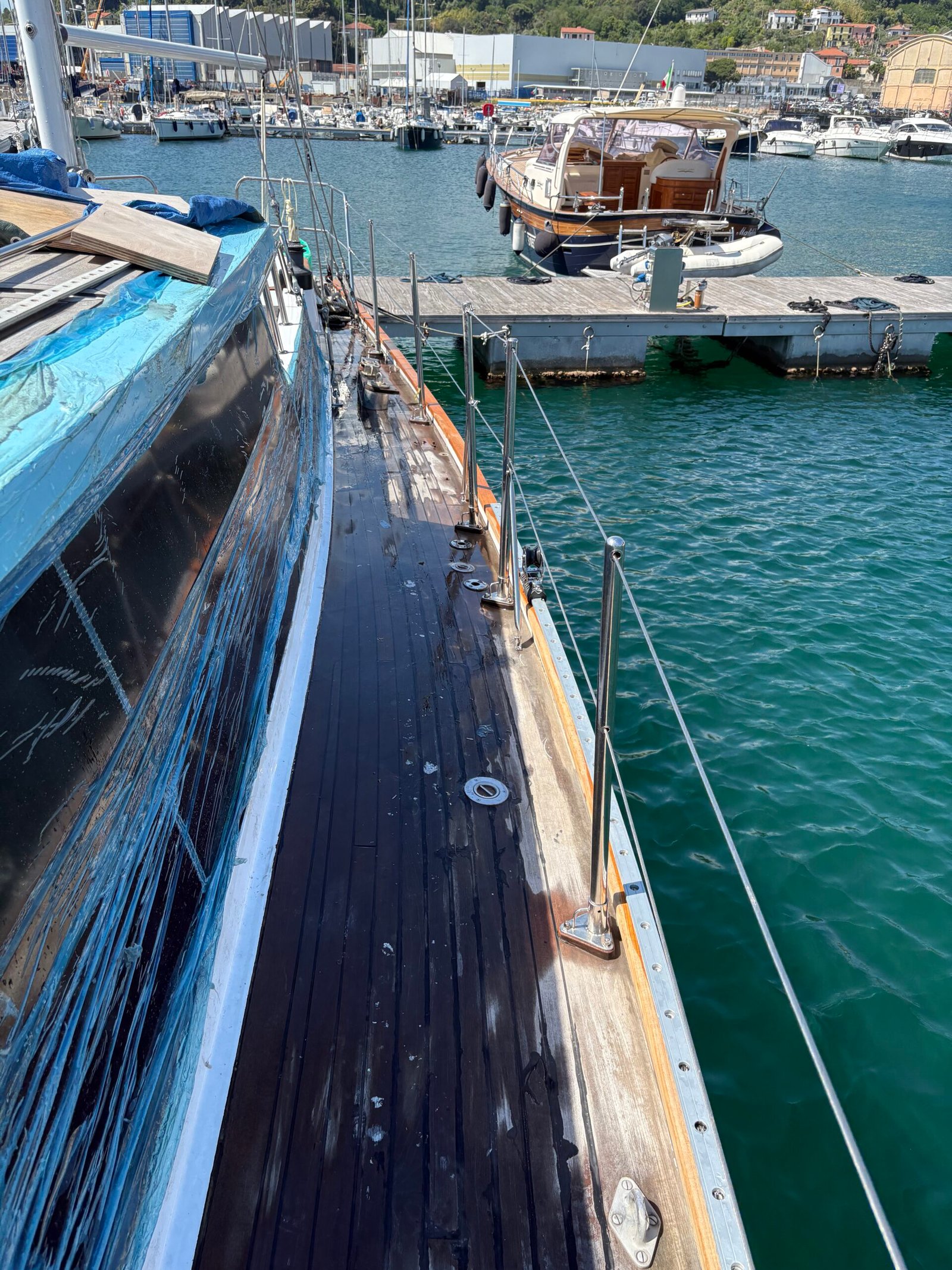 Protezione e mascheratura yacht prima della verniciatura
